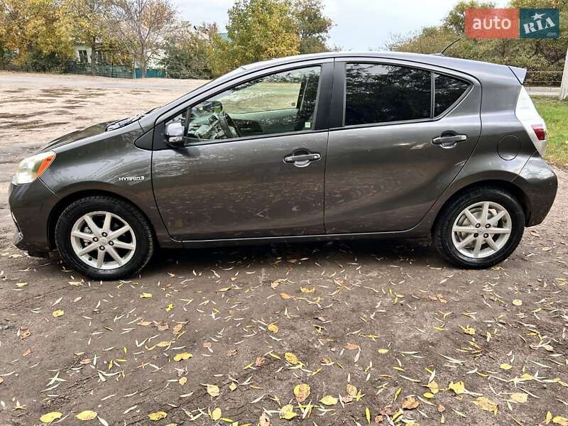 Хэтчбек Toyota Prius C 2012 в Кропивницком