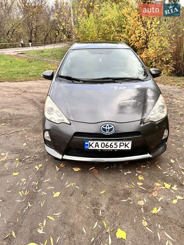 Хэтчбек Toyota Prius C 2012 в Кропивницком