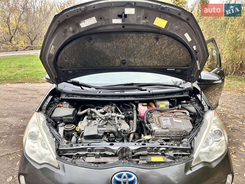 Хэтчбек Toyota Prius C 2012 в Кропивницком