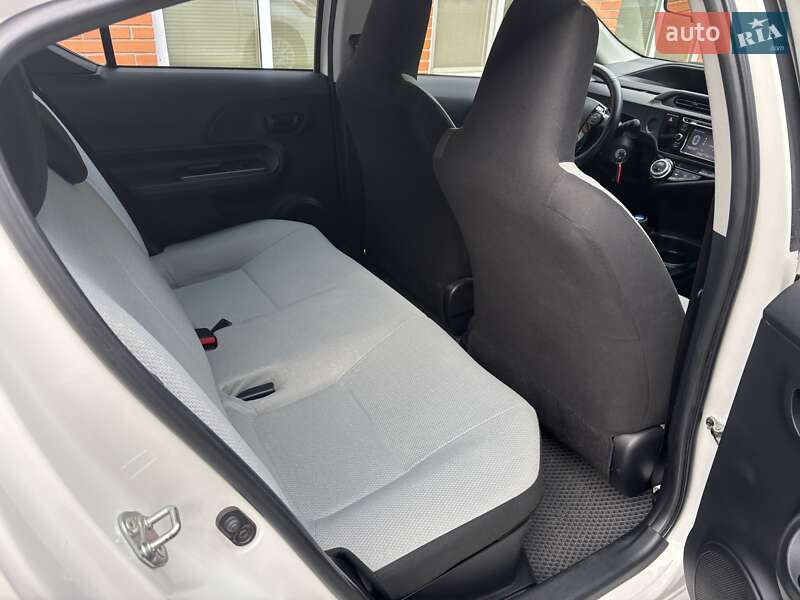 Хетчбек Toyota Prius C 2015 в Дніпрі