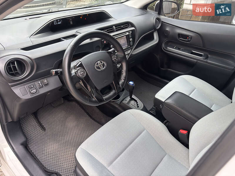 Хетчбек Toyota Prius C 2015 в Дніпрі