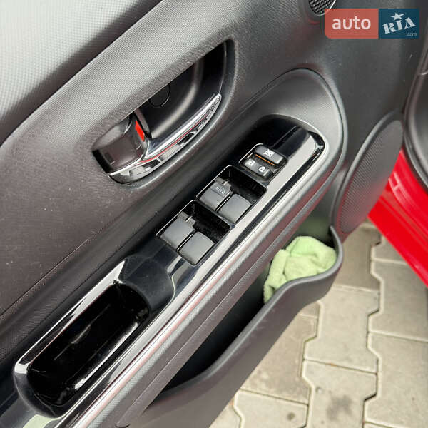 Хэтчбек Toyota Prius C 2015 в Киеве