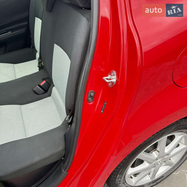 Хэтчбек Toyota Prius C 2015 в Киеве