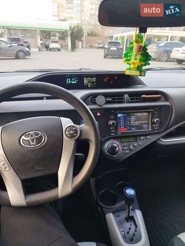 Хэтчбек Toyota Prius C 2014 в Кропивницком