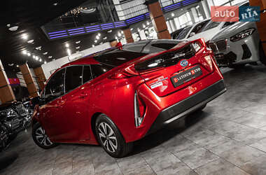 Хэтчбек Toyota Prius Prime 2017 в 