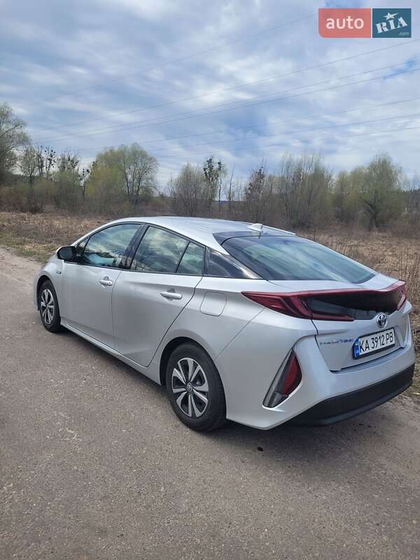 Хэтчбек Toyota Prius Prime 2017 в Киеве