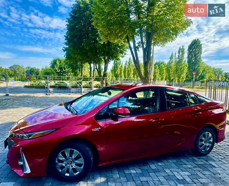 Хэтчбек Toyota Prius Prime 2017 в Киеве