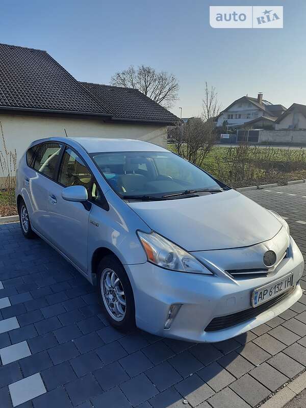 Универсал Toyota Prius v 2013 в Львове