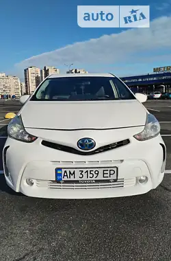 Toyota Prius v 2015