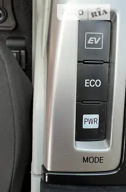 Toyota Prius v 2012