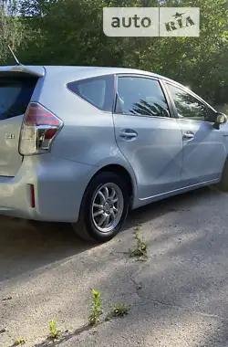 Toyota Prius v 2015