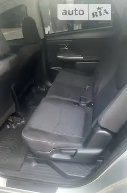 Toyota Prius v 2015