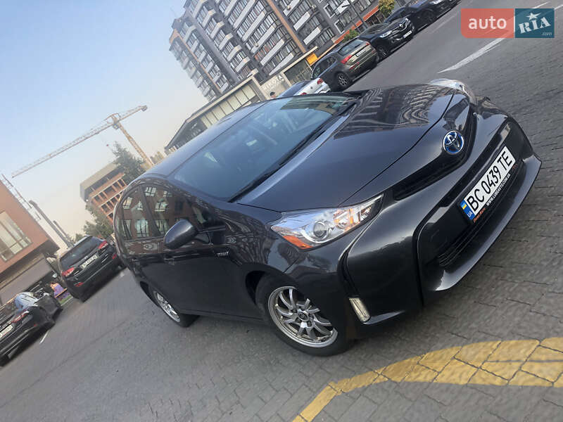Toyota Prius v 2016