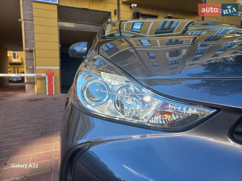 Универсал Toyota Prius v 2015 в Киеве