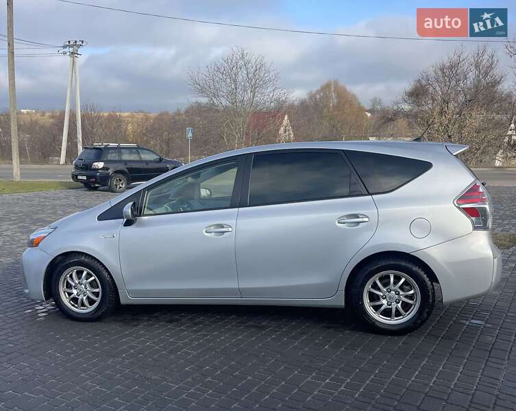 Toyota Prius v 2016