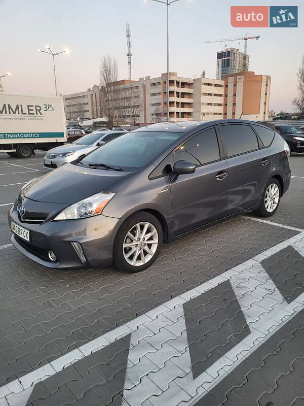Универсал Toyota Prius v 2013 в Киеве