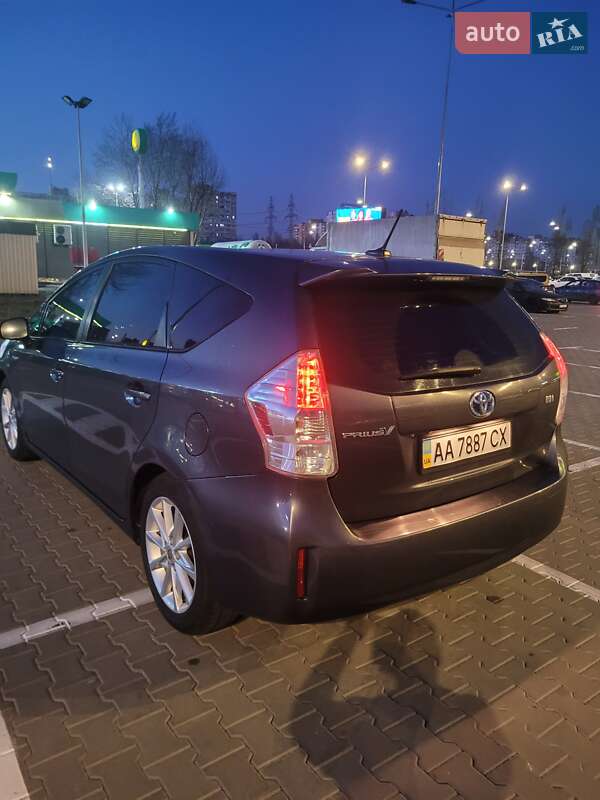 Универсал Toyota Prius v 2013 в Киеве