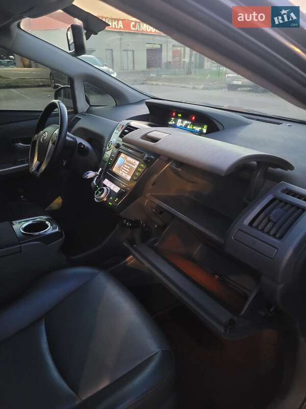 Универсал Toyota Prius v 2013 в Киеве