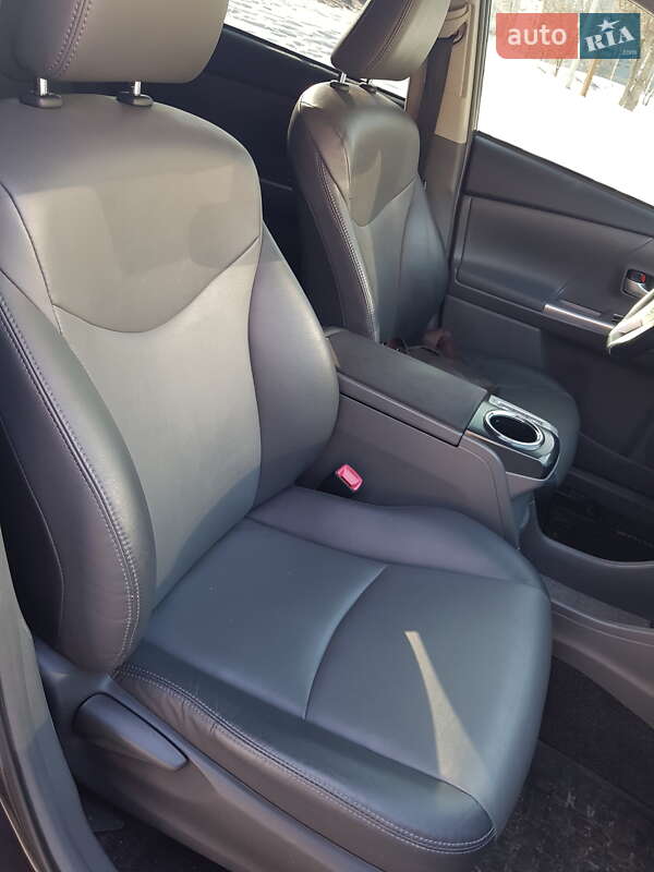 Универсал Toyota Prius v 2013 в Киеве