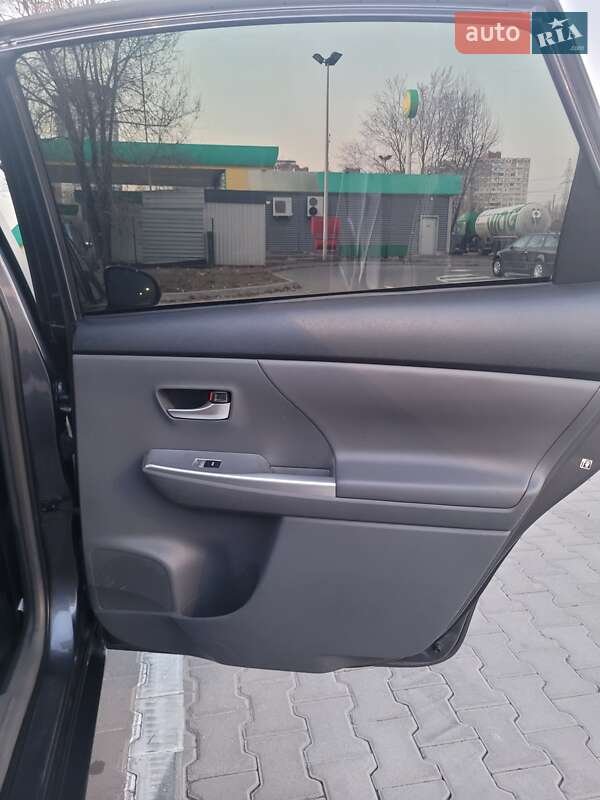 Универсал Toyota Prius v 2013 в Киеве