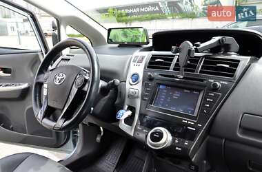 Универсал Toyota Prius v 2013 в 