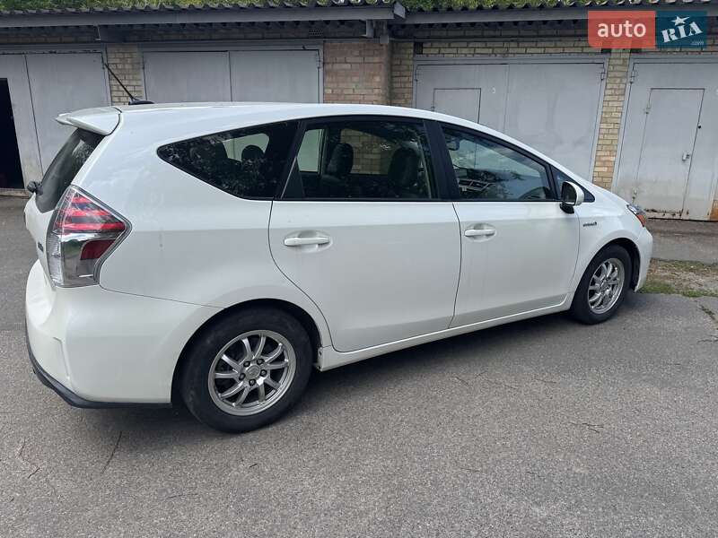 Універсал Toyota Prius v 2015 в Києві