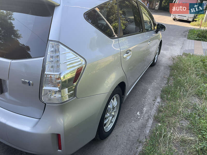 Хетчбек Toyota Prius v 2011 в Києві