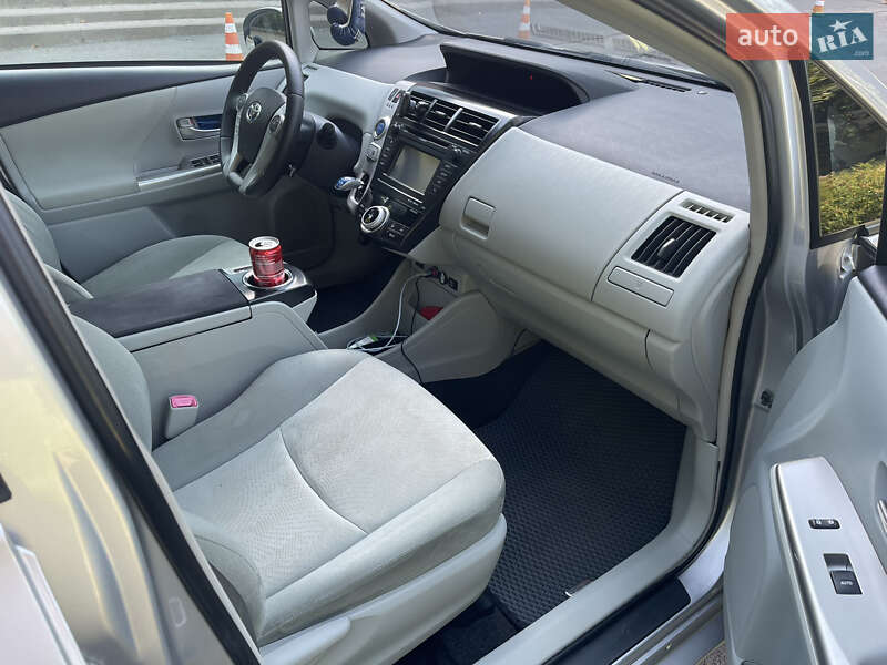 Хетчбек Toyota Prius v 2011 в Києві
