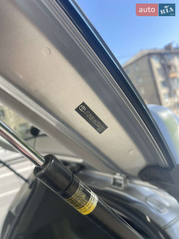 Хетчбек Toyota Prius v 2011 в Києві