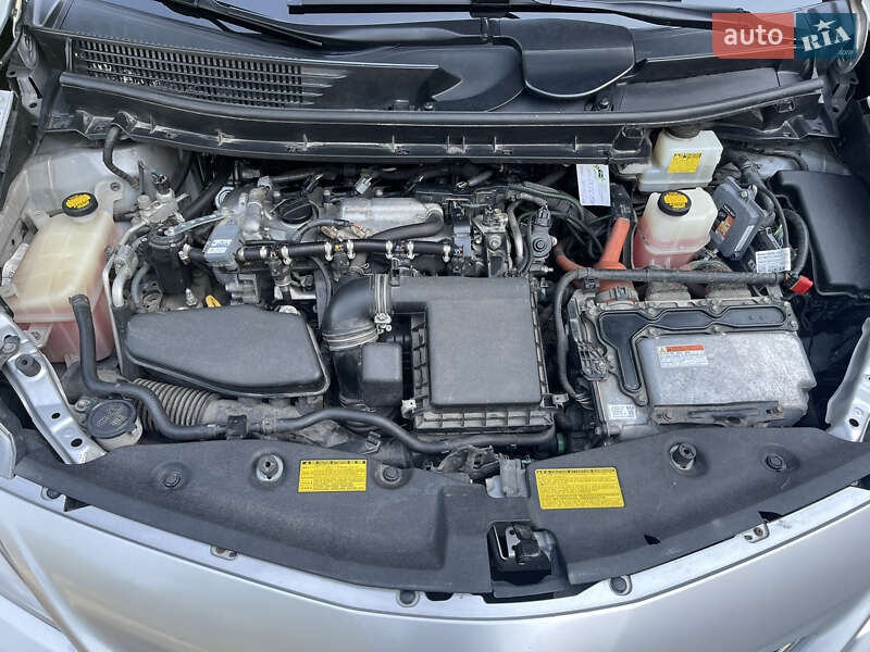 Хетчбек Toyota Prius v 2011 в Києві