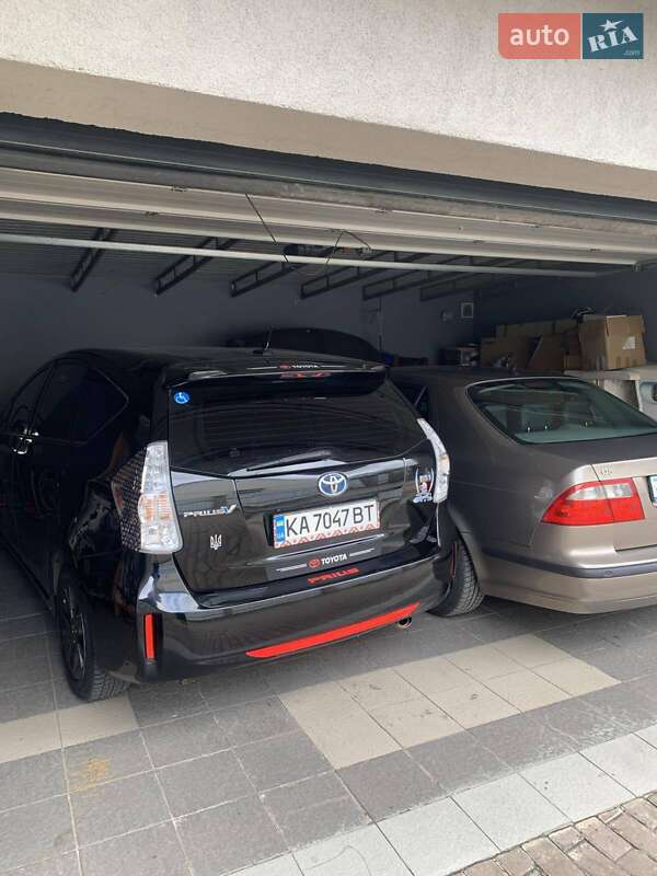Универсал Toyota Prius v 2012 в Киеве