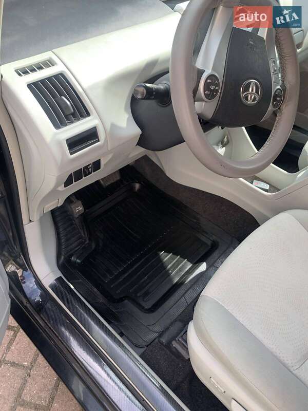 Универсал Toyota Prius v 2012 в Киеве