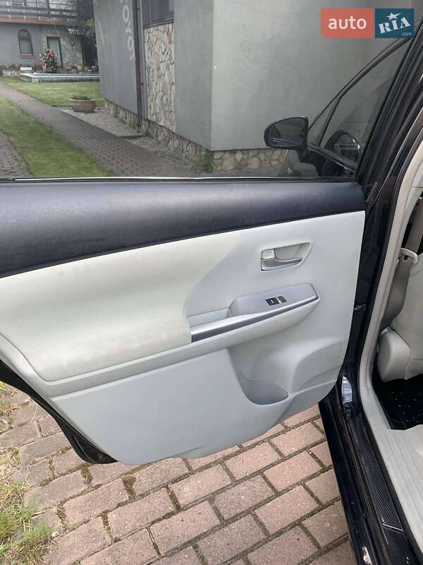 Универсал Toyota Prius v 2012 в Киеве