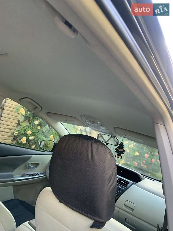 Универсал Toyota Prius v 2012 в Киеве