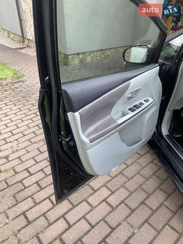 Универсал Toyota Prius v 2012 в Киеве