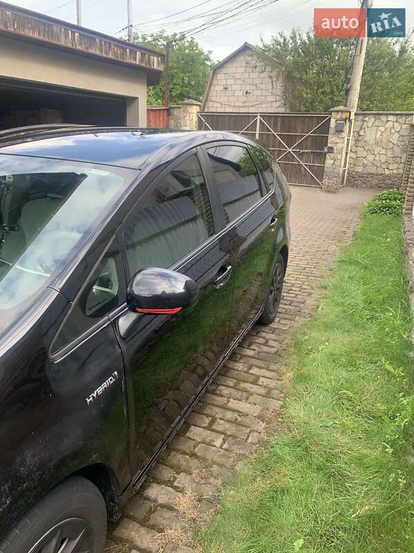 Универсал Toyota Prius v 2012 в Киеве
