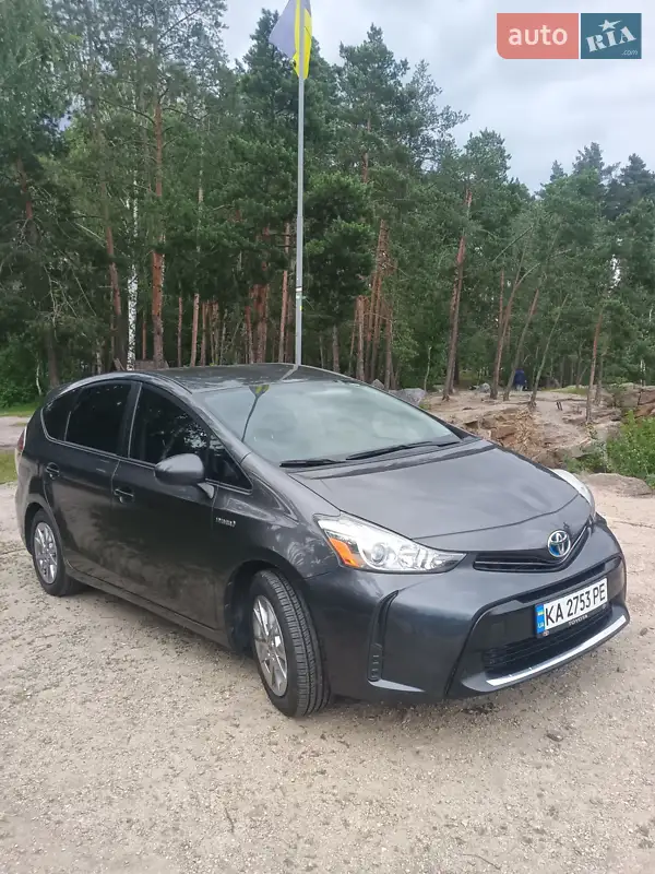 Toyota Prius v 2015