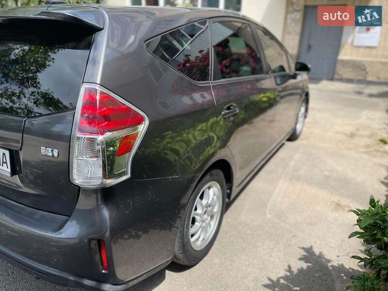 Универсал Toyota Prius v 2015 в Киеве