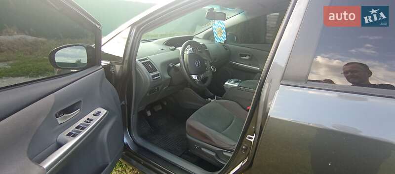 Универсал Toyota Prius v 2013 в Мироновке
