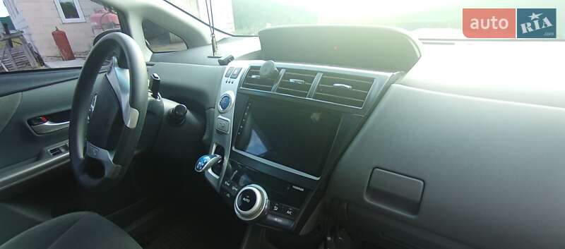 Универсал Toyota Prius v 2013 в Мироновке