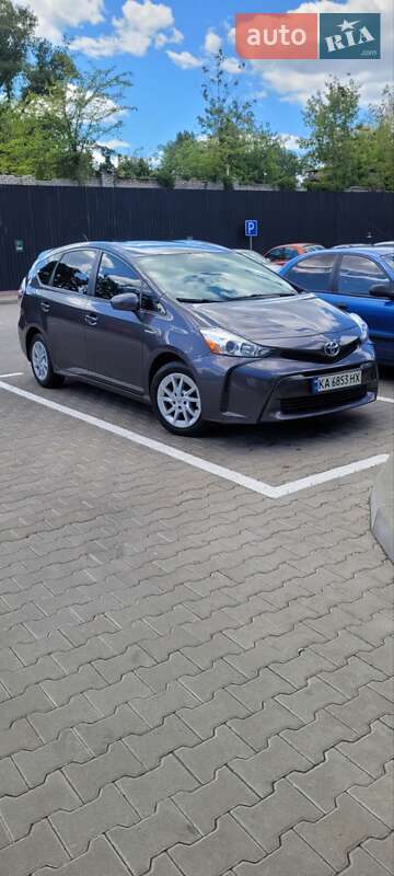 Toyota Prius v 2016
