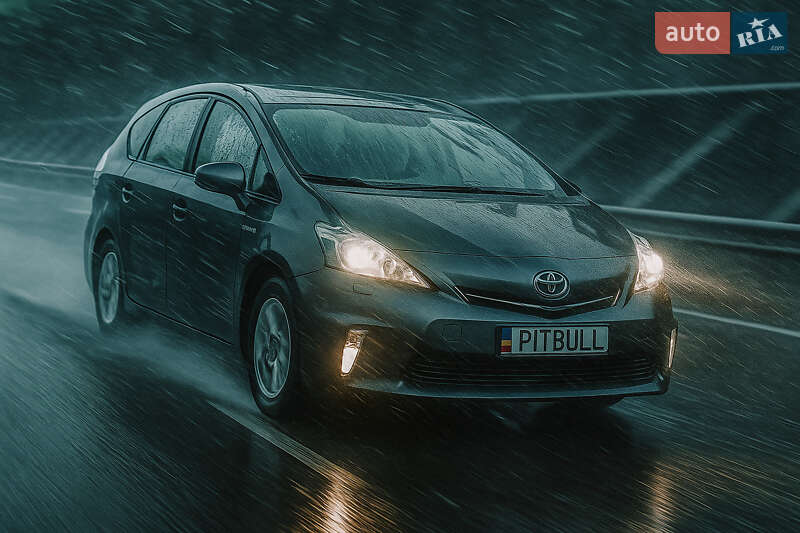 Toyota Prius v 2013