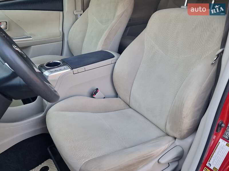 Универсал Toyota Prius v 2012 в Николаеве