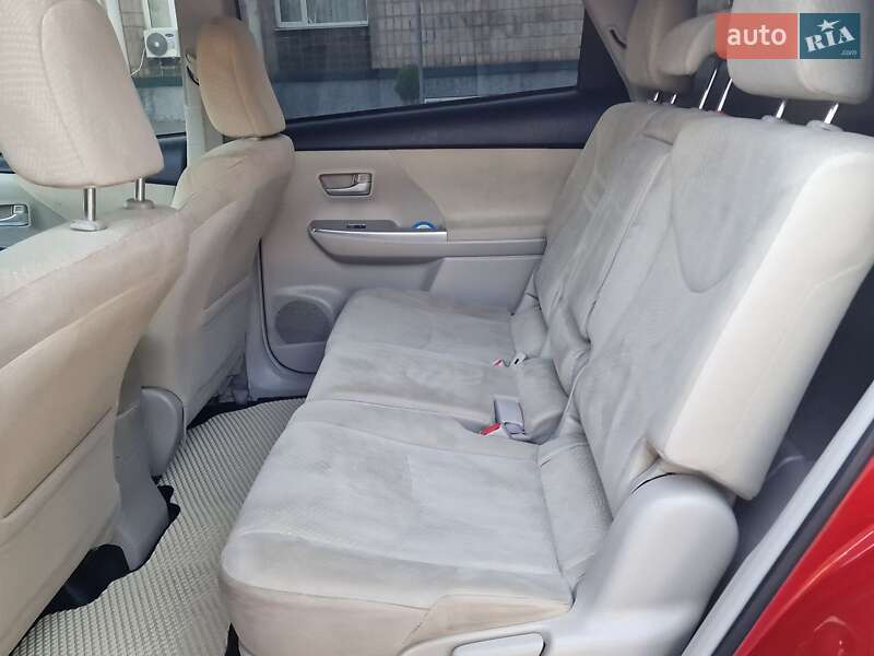 Универсал Toyota Prius v 2012 в Николаеве