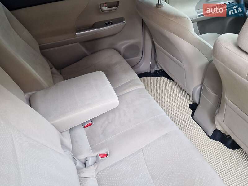 Универсал Toyota Prius v 2012 в Николаеве