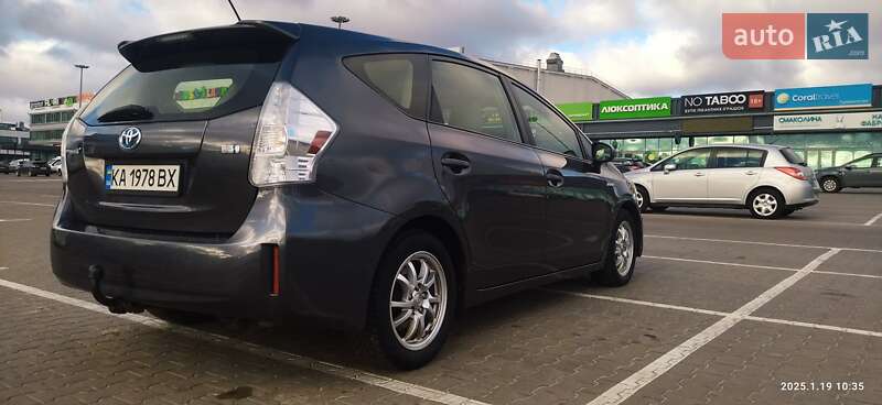 Toyota Prius v 2014