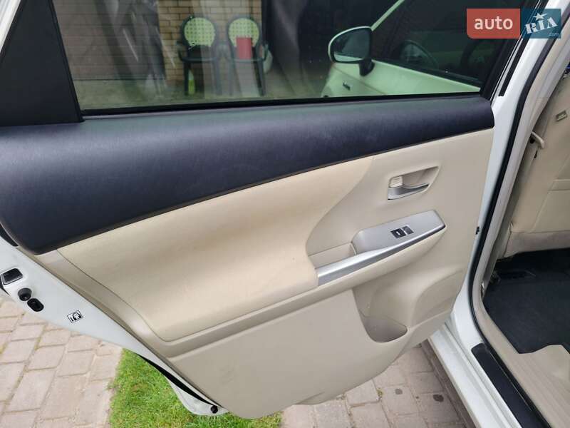 Универсал Toyota Prius v 2014 в Киеве