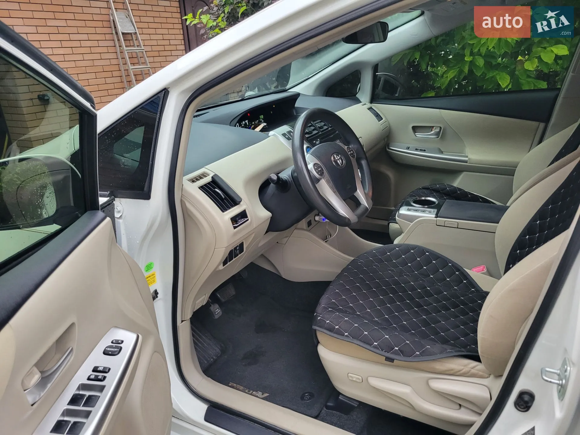 2014 Toyota Prius v (+) - мініатюра 3