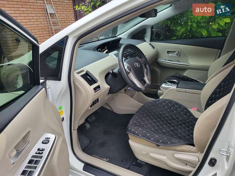 Универсал Toyota Prius v 2014 в Киеве
