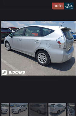 Универсал Toyota Prius v 2014 в 